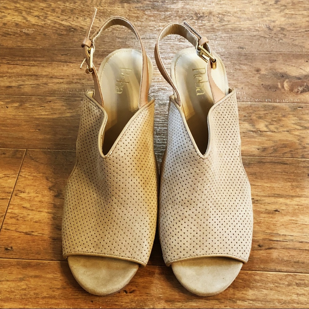Reba by Reba McEntire Tan Peep Toe Anny Sandals 10